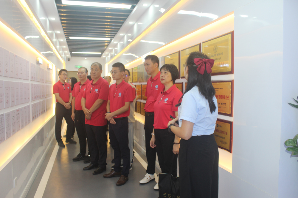 参观01.jpg 参观01.jpg