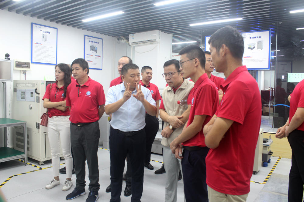 实验室讲解.jpg 实验室讲解.jpg